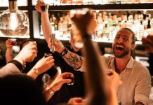 Backroom: dos años consolidando su propuesta de música, gastronomía y coctelería en Santiago