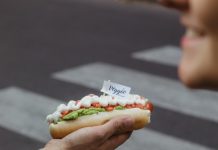 DOMINÓ CONVIERTE LA META EN UNA FIESTA: RUNNERS PODRÁN CELEBRAR CON COMPLETOS LA MARATÓN DE SANTIAGO