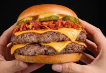 La nueva apuesta de Juan Maestro con tocino y cebolla crujiente: “Smashter Burger Crispy Bacon”