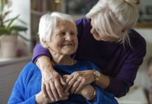 La carga invisible del envejecimiento: el rol que siguen asumiendo las mujeres en Chile