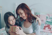 Mamá ya no quiere “solo flores”: autocuidado, tecnología y experiencias marcan el Día de las Madres en redes