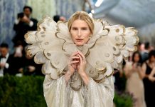 TROYE SIVAN, DREE HEMINGWAY, TESSA THOMPSON Y ODESSA A’ZION SUBIERON A UNO DE LOS ESCENARIOS MÁS ICÓNICOS DE LA MODA, LUCIENDO DIAMANTES CULTIVADOS EN LABORATORIO Y CHARMS PERSONALIZADOS DE PANDORA