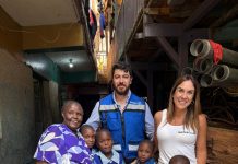 La historia de los chilenos que llevaron agua potable y energía solar a uno de los barrios más vulnerables de Kenia