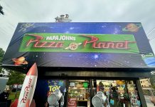 Papa Johns transformó tienda en Pizza Planeta para celebrar el estreno de Toy Story 5